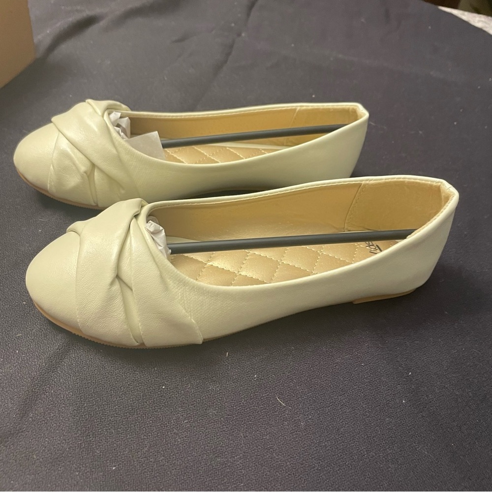 NWT In Box Soho Kids Bone White Flats 1